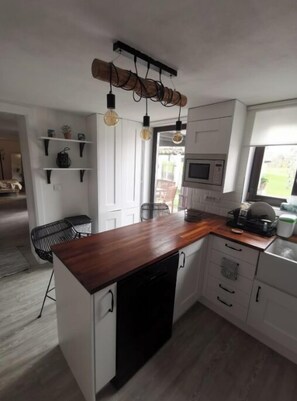 Réfrigérateur, micro-ondes, four, lave-vaisselle