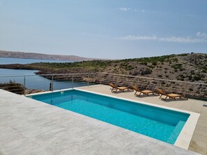 Pool - Comfortable family-sized apartman for family or friends. Private beach (Nova Cesarica)