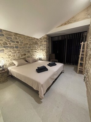 5 bedrooms, iron/ironing board, free WiFi, bed sheets