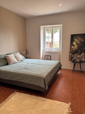 5 bedrooms, iron/ironing board, free WiFi, bed sheets