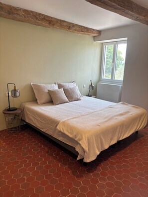 5 habitaciones, tabla de planchar con plancha y wifi gratis 