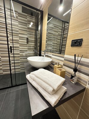 Shower, hair dryer, towels, soap - Comfortable apartment in the center of the City (Palermo)