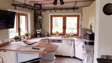 Geladeira, micro-ondas, fogĂŁo, cooktop