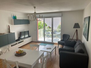 Living area - Appartement Super Équipé Avec Piscine Proche Plage (Le Verdon-sur-Mer)