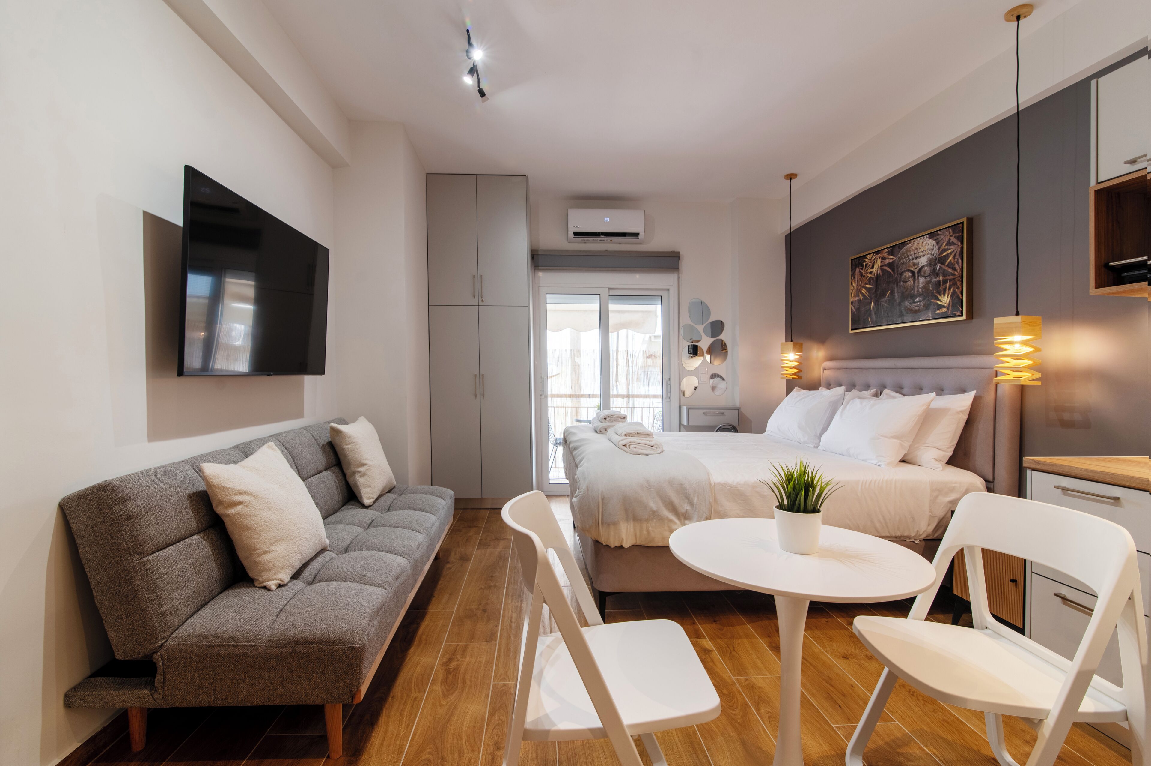 Tabla de planchar con plancha, wifi y ropa de cama 