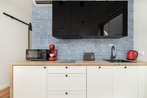 Microondas, lavavajillas, máquina de café espresso y cafetera o tetera