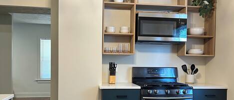 Frigorifero, microonde, forno, piano cottura