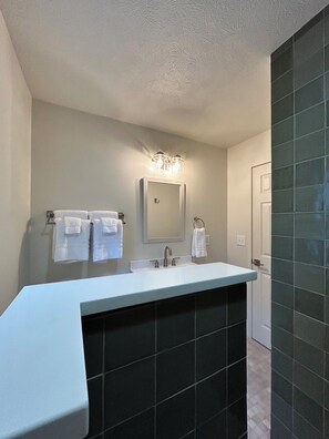 Douche, serviettes fournies, savon, papier de toilette
