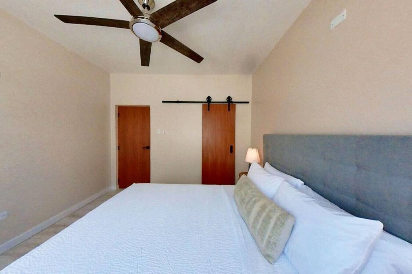 1 camera, una scrivania, ferro/asse da stiro, culla da viaggio