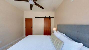 1 camera, una scrivania, ferro/asse da stiro, culla da viaggio