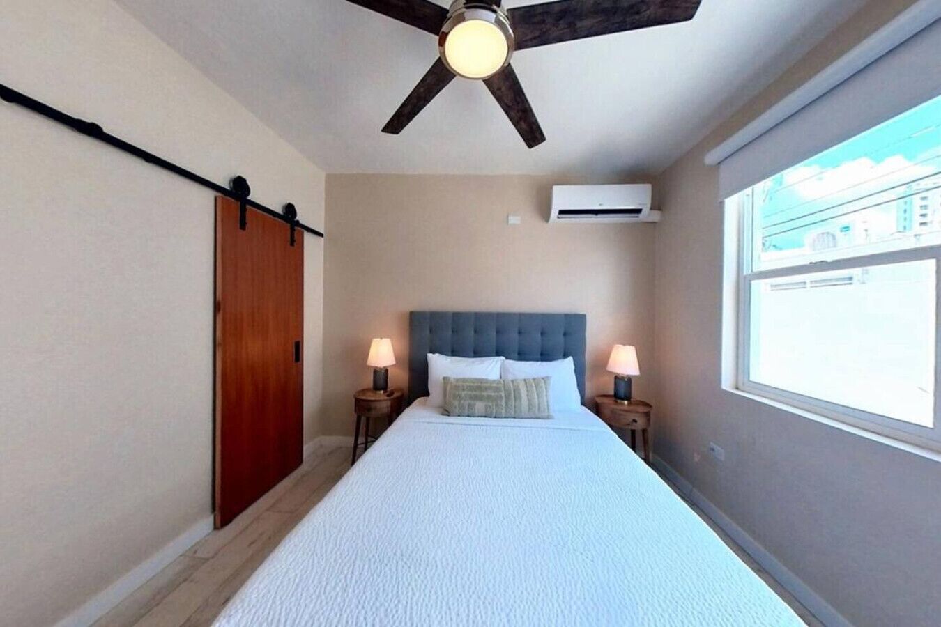 1 camera, una scrivania, ferro/asse da stiro, culla da viaggio