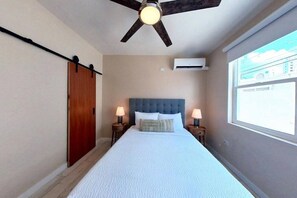 1 chambre, bureau, fer et planche à repasser, lit parapluie