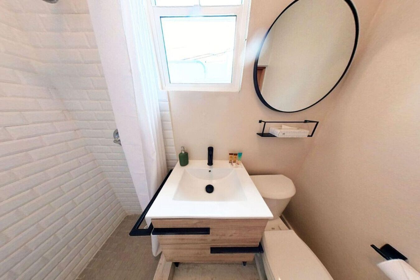 Asciugacapelli, asciugamani, sapone, shampoo