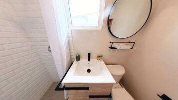 Asciugacapelli, asciugamani, sapone, shampoo