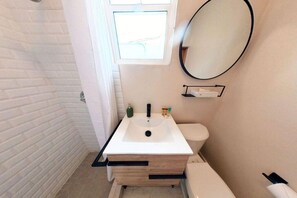 Sèche-cheveux, serviettes fournies, savon, shampoing