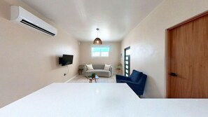 Smart TV, fireplace - 1 block from the beach w/backup power (San Jaun)