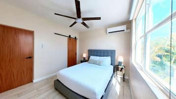 1 camera, una scrivania, ferro/asse da stiro, culla da viaggio