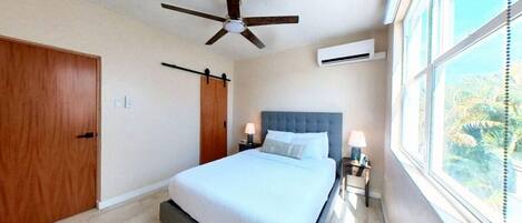 1 habitación, escritorio, tabla de planchar con plancha y cuna de viaje