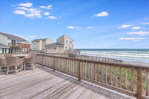 Outdoor dining - Lost Colony is a beach front complex with a Community pool and pedestrian boardw (Port Aransas)