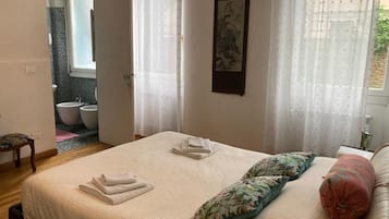 2 Schlafzimmer, BĂŒgeleisen/BĂŒgelbrett, WLAN, BettwĂ€sche