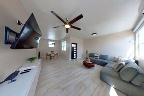 Smart TV, books, printers - Modern Condo, Kitchen, 1 Block Walk to Beach! (San Juan)
