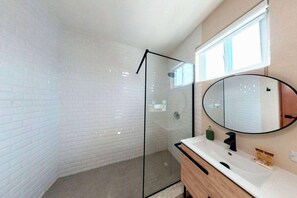 Haartrockner, Handtücher, Seife, Shampoo