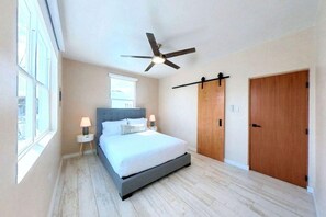 3 bedrooms, desk, iron/ironing board, free WiFi - Modern Condo, Kitchen, 1 Block Walk to Beach! (San Juan)