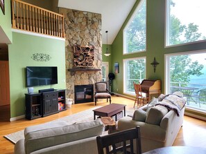 Smart-TV, Kamin, Tischtennisplatte, Bücher