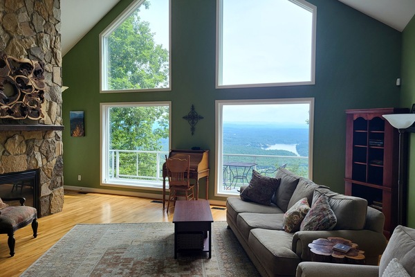 Smart-tv, een open haard, een tafeltennistafel en boeken