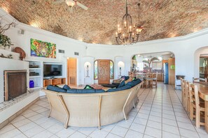 TV connectée, cheminée, lecteur de DVD, chaîne hi-fi