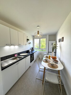 Kühlschrank, Mikrowelle, Ofen, Herdplatte