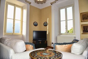 Living area - Emilia Apartment by Wonderful Italy (Bellagio)