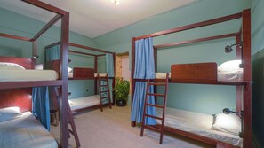 Comfort-yhteismajoitus, näköala pihalle | Kannettavalle tietokoneelle sopiva työtila, pimennysverhot