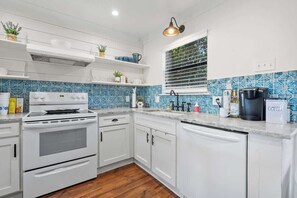 Fridge, microwave, oven, stovetop - Waterfront Condo Retreat in Garland County (Garland County)
