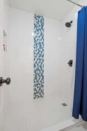 Shower, hair dryer, towels, shampoo - Waterfront Condo Retreat in Garland County (Garland County)