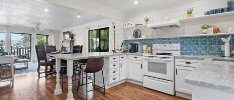 Jääkaappi, mikroaaltouuni, uuni, liesi