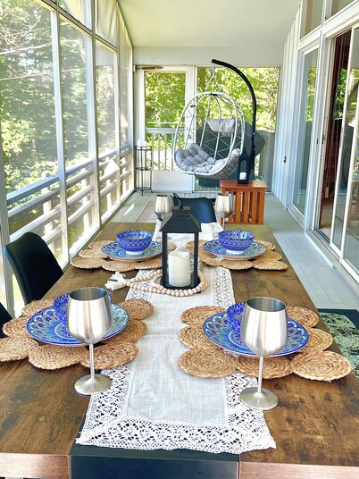 Lakefront Luxury Chalet: Igloo, Beach, Kayak, Private theatre, pets!