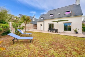 Outdoor dining - House for 4 adults, 1 child 200m from the beach (Le Guilvinec)