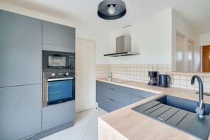 Frigorifero, microonde, forno, lavastoviglie