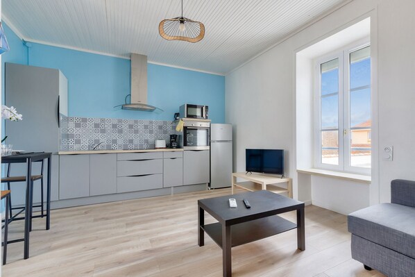 Kylskåp, mikrovågsugn, ugn och spishäll