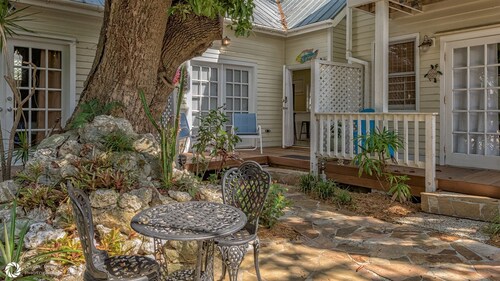 HIDDEN OASIS 3 blocks from Duval