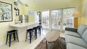 Un espacio habitable funcional con cocina, comedor y zona de estar.
