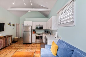 Køleskab, mikrobølgeovn, ovn, kogeplade