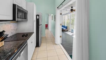 Geladeira, micro-ondas, fogão, torradeira