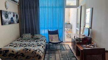 1 chambre, fer et planche à repasser, draps fournis