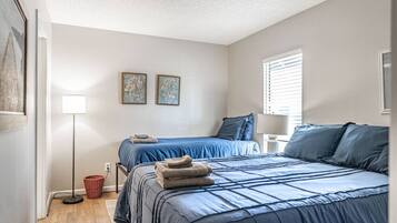 1 dormitori, escriptori i planxa i posts de planxar