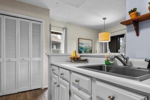 Fridge, microwave, oven, stovetop - Condo in Pinehurst on first fairway of Pinehurst 5 golf course. Right across the street of Fair Barn (Pinehurst)