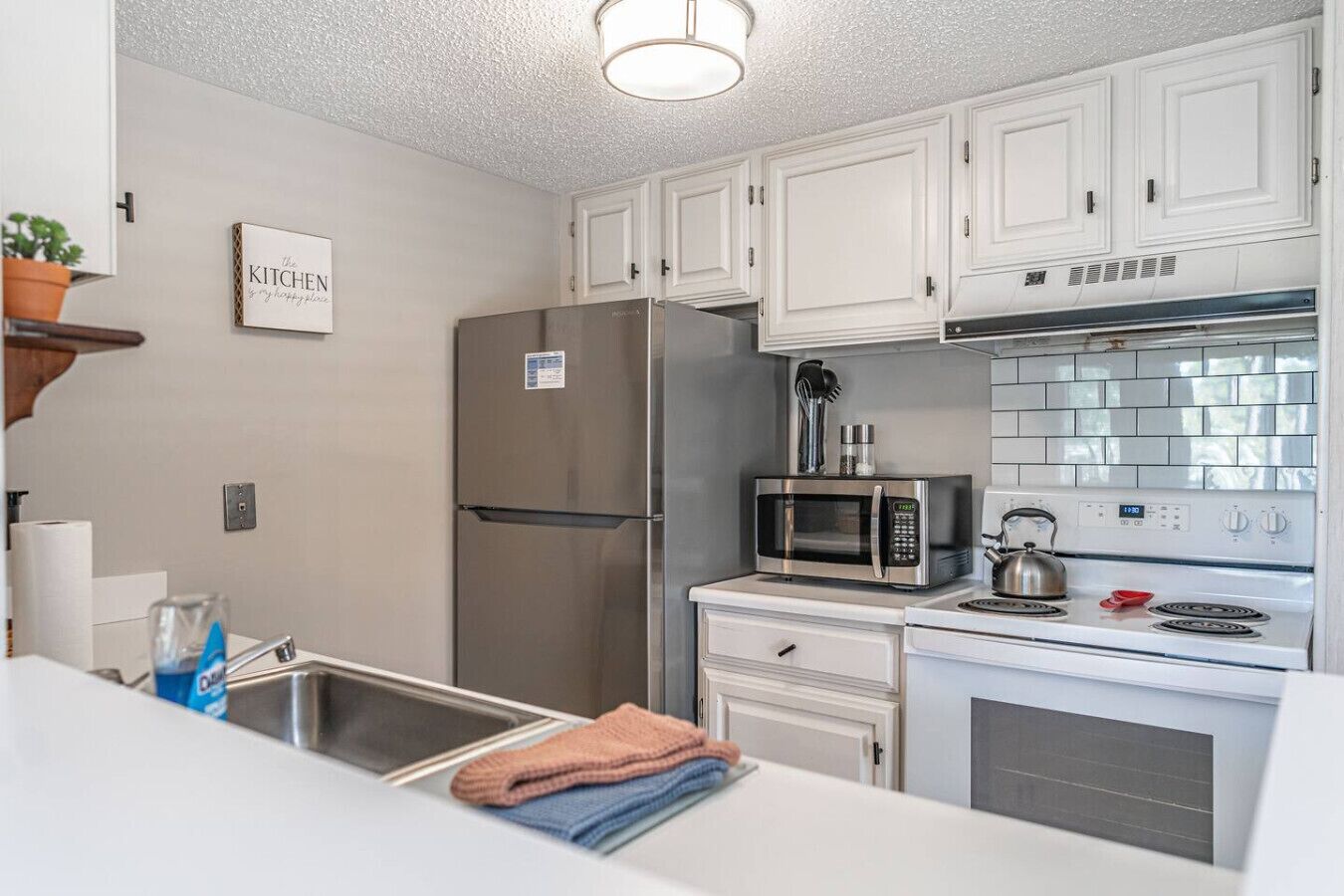 Refrigerador, microondas, horno y parrilla de estufa 