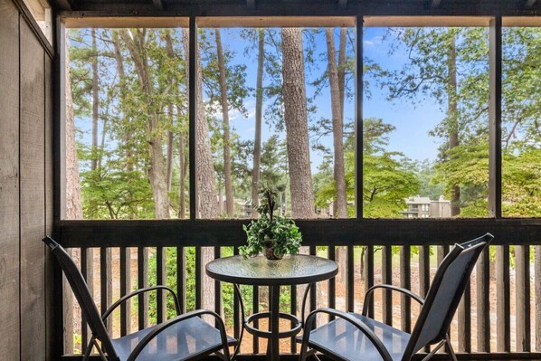 Outdoor dining - Condo in Pinehurst on first fairway of Pinehurst 5 golf course. Right across the street of Fair Barn (Pinehurst)