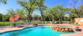 Ww I303 Guadalupe Paradise! 3 Bedroom Condo by RedAwning